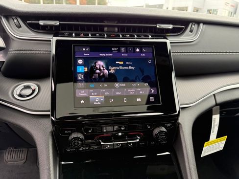 New 2025 Jeep Grand Cherokee Altitude image 18