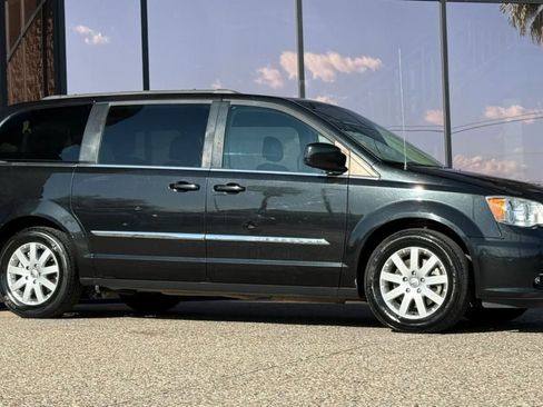 Used 2016 Chrysler Town & Country Touring FWD image 16