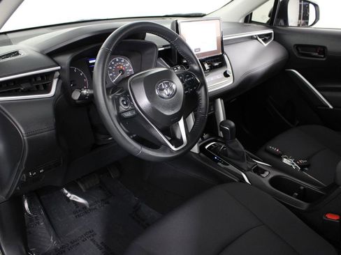 Used 2025 Toyota Corolla Cross LE image 16