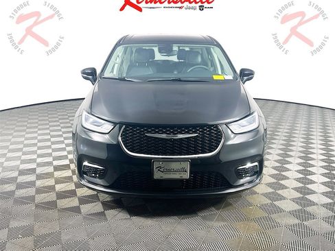 Used 2023 Chrysler Pacifica Touring-L image 2
