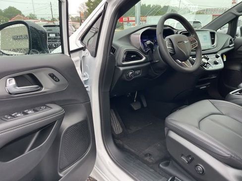 New 2026 Chrysler Pacifica Select image 5