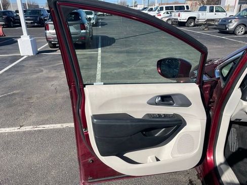 Used 2018 Chrysler Pacifica Touring-L image 13