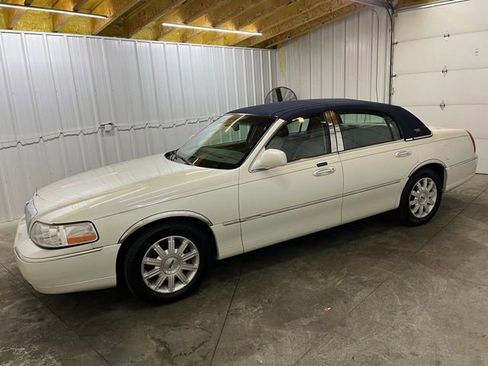 Used 2005 Lincoln Town Car Signature Limited RWD image 4