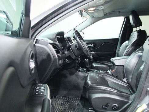 Used 2019 Jeep Cherokee Latitude Plus w/ Cold Weather Group AWD/4WD image 4