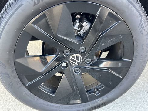 Certified 2025 Volkswagen Taos SE w/ Panoramic Sunroof Package image 12