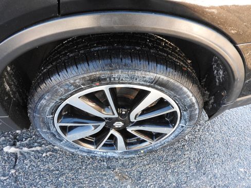 Used 2018 Nissan Rogue SL w/ Premium Package image 23