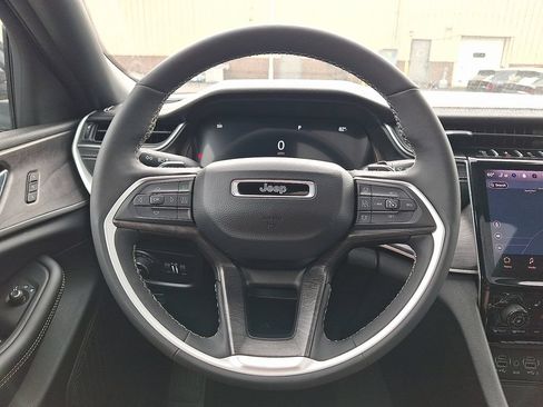 Used 2025 Jeep Grand Cherokee Limited w/ Luxury Tech Group II AWD/4WD image 8