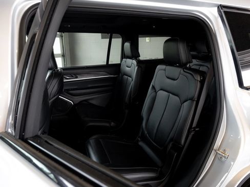 Used 2025 Jeep Grand Cherokee L Limited w/ Luxury Tech Group II AWD/4WD image 12