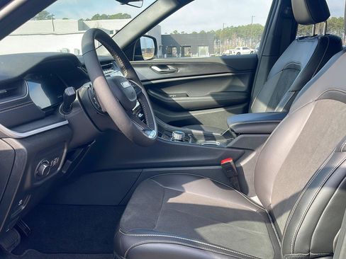 New 2025 Jeep Grand Cherokee L Altitude image 15