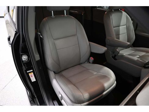 Used 2019 Toyota Sienna XLE FWD image 16