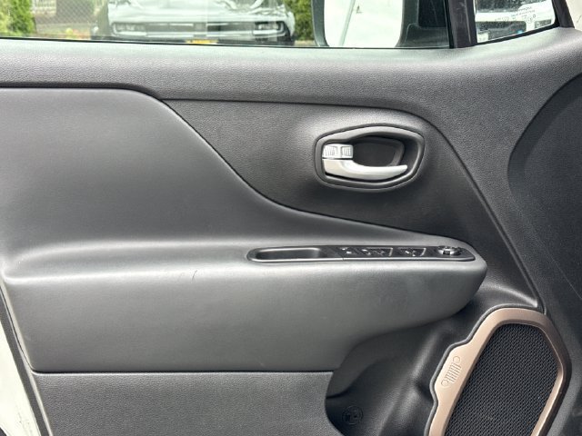 Used 2023 Jeep Renegade Latitude AWD/4WD image 17