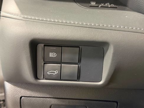 Used 2021 Toyota Highlander XLE AWD/4WD image 11
