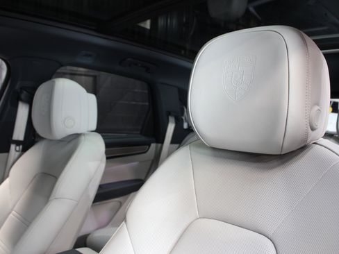 Used 2023 Porsche Cayenne Platinum Edition image 35