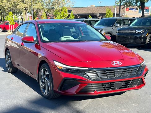 Certified 2026 Hyundai Elantra Limited FWD image 4