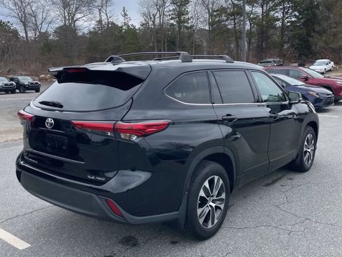 Used 2022 Toyota Highlander XLE image 3