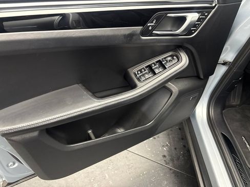 Certified 2024 Porsche Macan AWD/4WD image 4