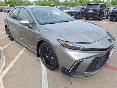 Used 2025 Toyota Camry SE image 8