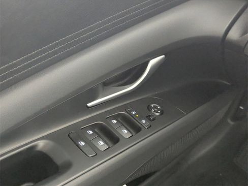 Certified 2025 Hyundai Elantra SE image 16