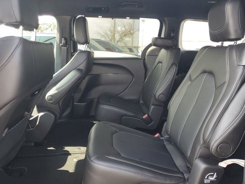 New 2026 Chrysler Pacifica Select image 10