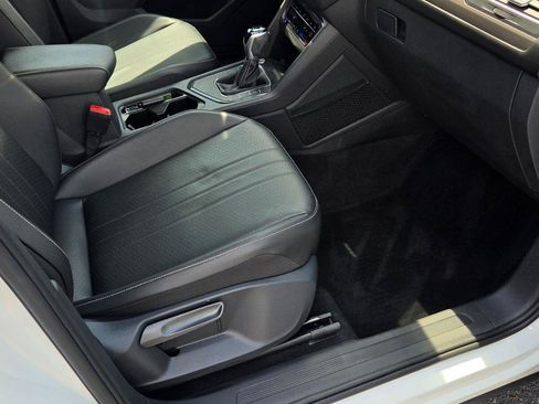 Certified 2022 Volkswagen Tiguan SE w/ Panoramic Sunroof Package FWD image 49