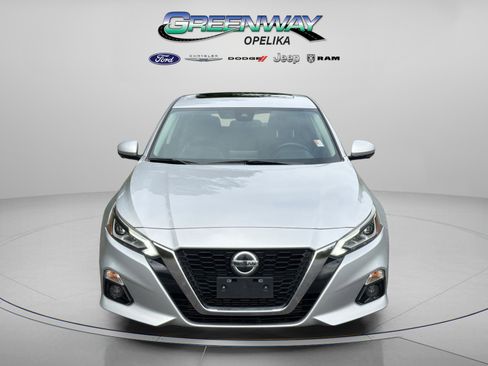Used 2020 Nissan Altima 2.0 Platinum FWD image 2