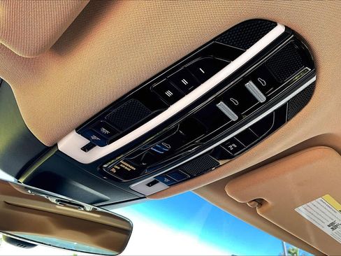 Used 2018 Porsche Panamera image 33