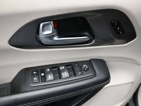 Used 2023 Chrysler Pacifica Touring-L FWD image 19