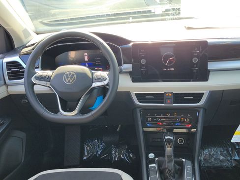 New 2026 Volkswagen Taos SE FWD image 3