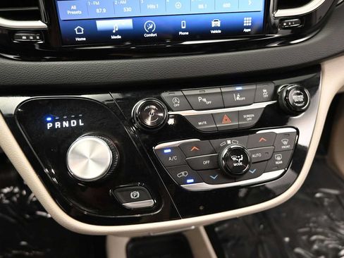 Used 2024 Chrysler Pacifica Touring-L FWD image 24