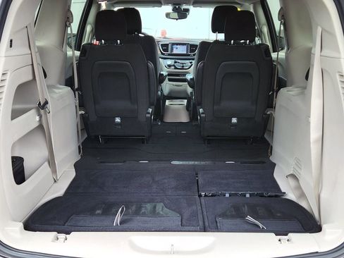 Used 2023 Chrysler Voyager LX FWD image 6