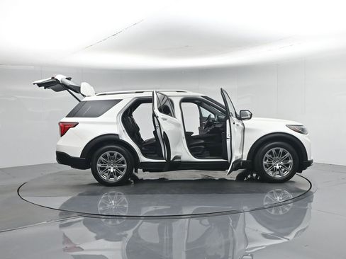 Used 2025 Ford Explorer Platinum RWD image 5