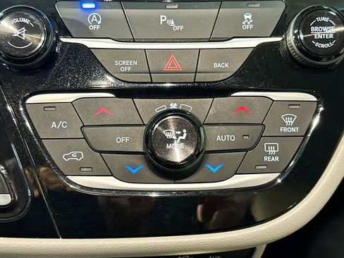 Used 2017 Chrysler Pacifica Touring-L image 16