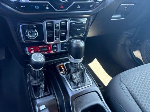 Used 2024 Jeep Wrangler Unlimited Rubicon 4xe AWD/4WD image 15