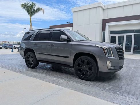 Used 2019 Cadillac Escalade Premium Luxury RWD image 2