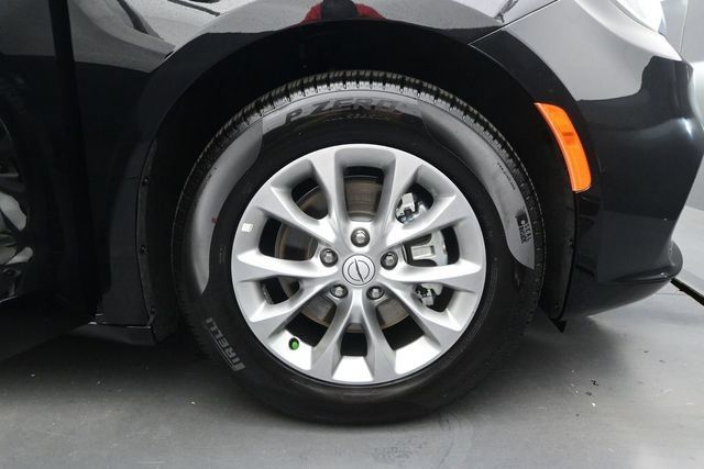 Used 2026 Chrysler Pacifica Limited FWD image 17