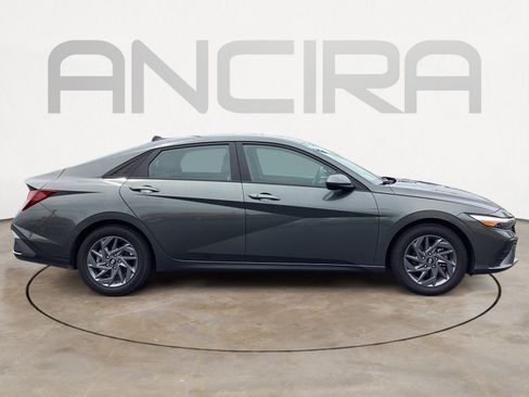 Used 2024 Hyundai Elantra SEL FWD image 15