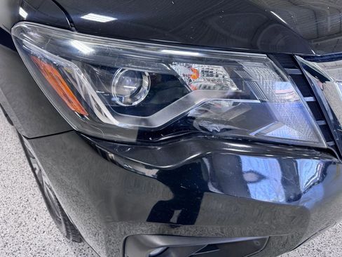 Used 2017 Nissan Pathfinder SV image 9