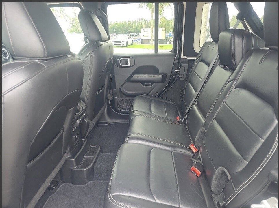 Used 2018 Jeep Wrangler Unlimited Sahara AWD/4WD image 5