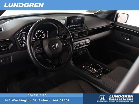 Used 2025 Honda Pilot Sport image 8