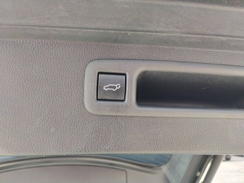 Used 2022 Toyota Highlander LE image 11