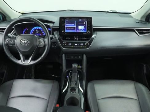 Used 2022 Toyota Corolla Cross XLE image 11