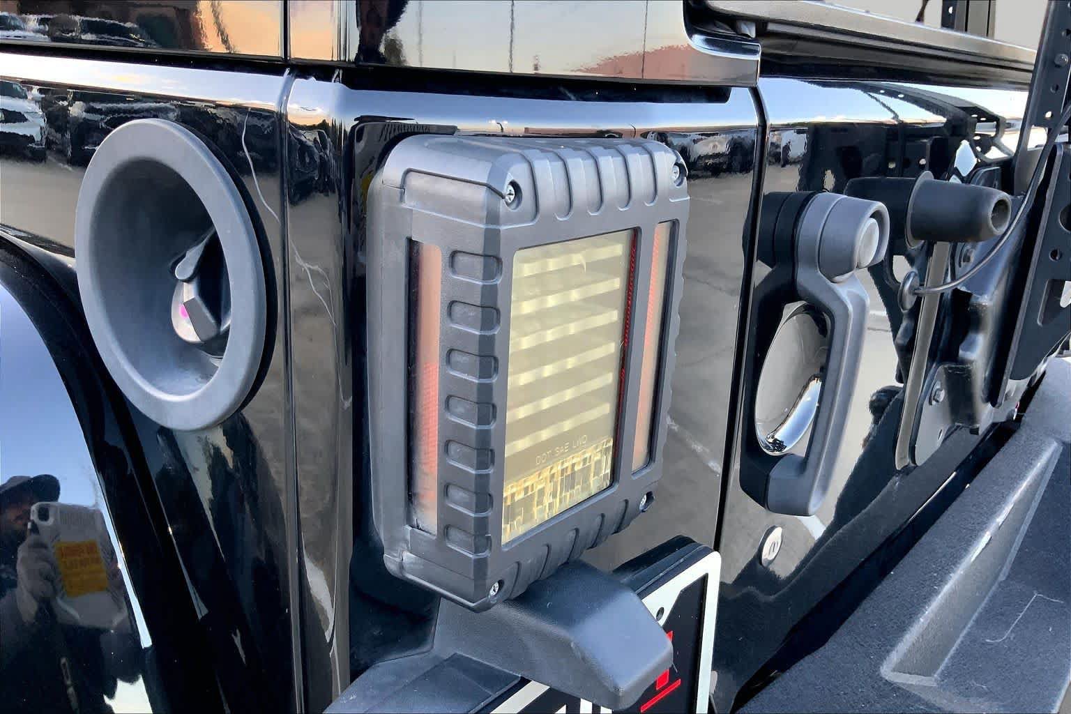Used 2017 Jeep Wrangler Unlimited Rubicon w/ Connectivity Group AWD/4WD image 26