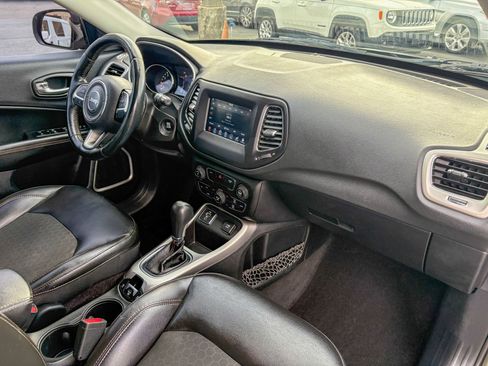 Used 2018 Jeep Compass Latitude w/ Popular Equipment Group FWD image 19
