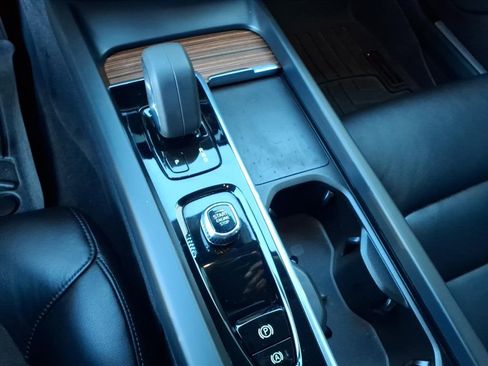 Used 2022 Volvo S60 B5 Momentum w/ Premium Package image 9