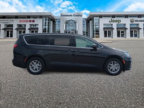 Used 2023 Chrysler Pacifica Touring-L FWD image 9