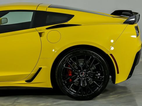 Used 2015 Chevrolet Corvette Z06 w/ 3LZ Preferred Equipment Group image 9
