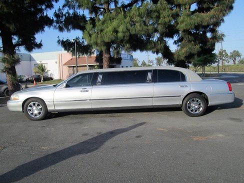 Used 2009 Lincoln Town Car Executive image 16