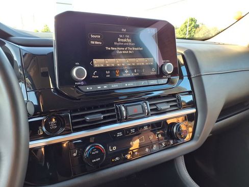 Used 2025 Nissan Pathfinder SV FWD image 26