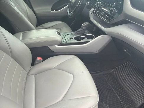Used 2020 Toyota Highlander XLE AWD/4WD image 42