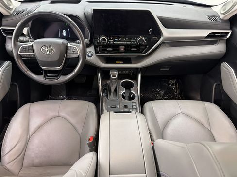 Used 2023 Toyota Highlander Platinum FWD image 15